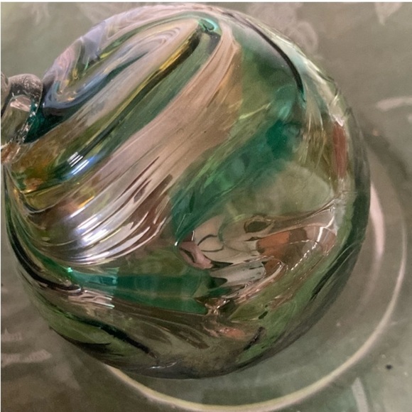 Hand Crafted Blown decorative glass ornament ball green with gold decor - Picture 3 of 10